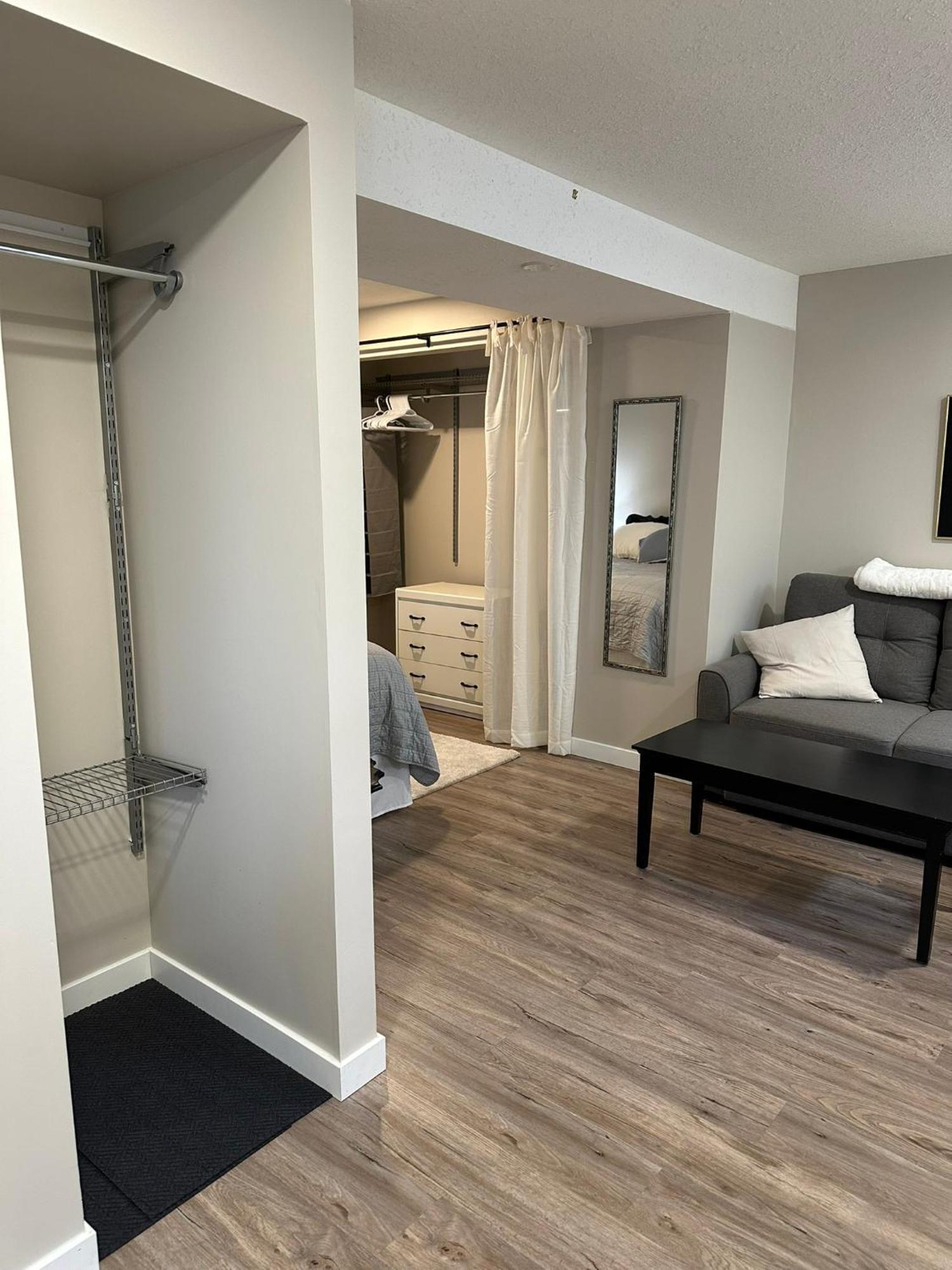 Entire Basement Guest Suite In Cranbrook Exterior foto